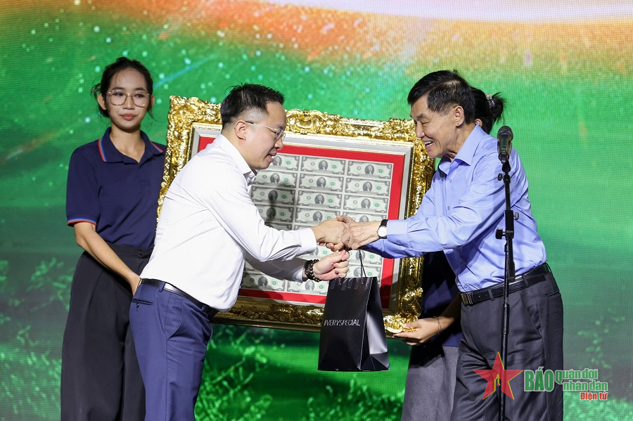 “Nghĩa tình phương Nam” quyên góp hơn 5 tỷ đồng ủng hộ đồng bào lũ lụt